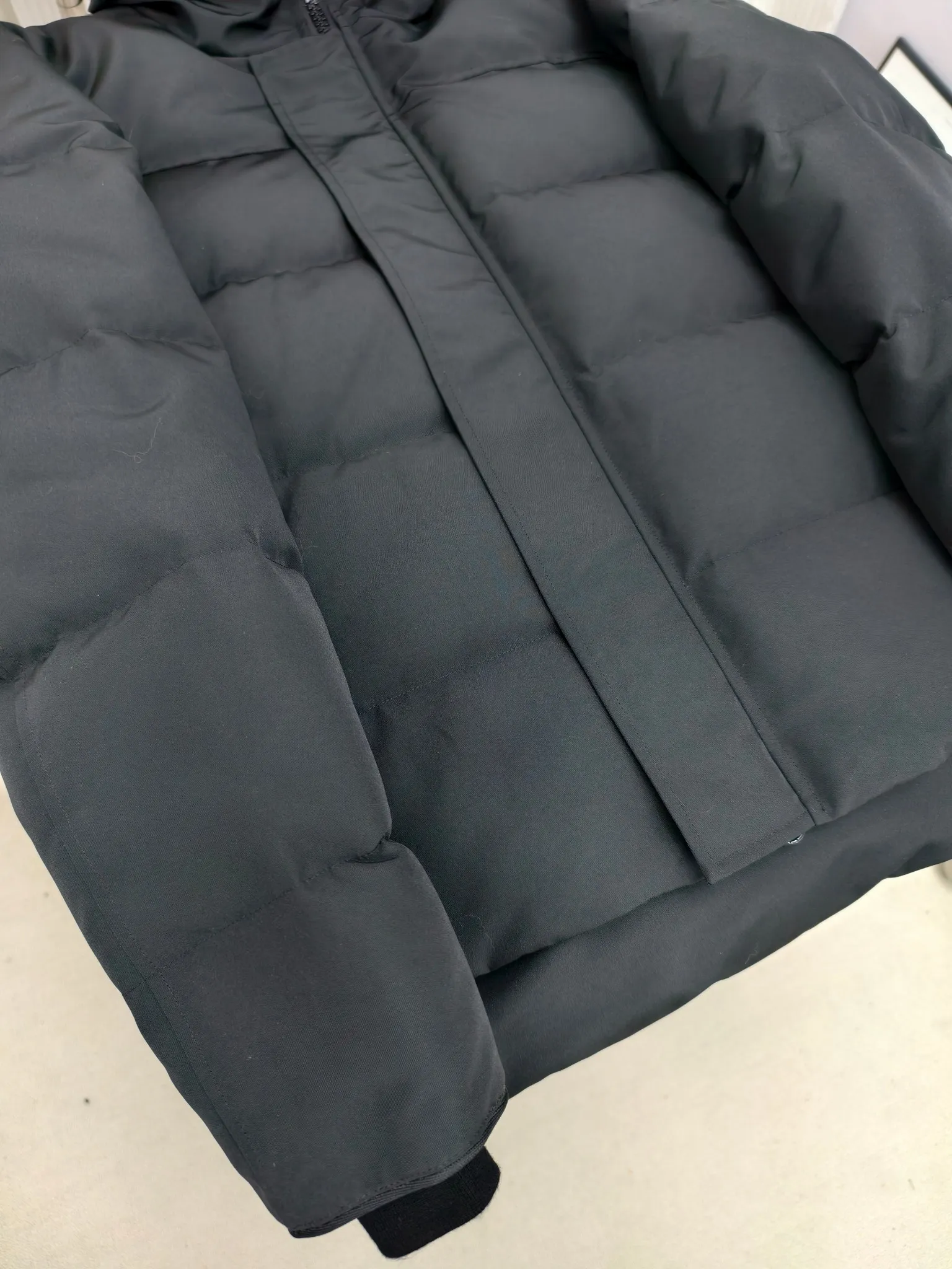 P700————2080M/New 17 models (higher version) Canada goose MacMillan parka. The MacMillan Parka features an innovative design with a streamlined hood detail, added shoulder straps and two additional interior pockets. This hip-length parka offers warmth and style with its quilted design and curved hem. Filled with extremely fluffy white duck down. The MacMillan Parka provides essential protection in all weathers. The adjustable down-connected hood improves warmth and protects against harsh weather. Rib knit cuffs tucked into the interior. The hood is equipped with a detachable zipper guard, and the hood trim can be replaced to create a personalized style and provide more protection (this jacket can be matched with wolf fur collar accessories, choose by yourself) ❤️The only version in the market Color: black red label black black label gray red label gray black label off-white red label navy red label Size: XS-2XL